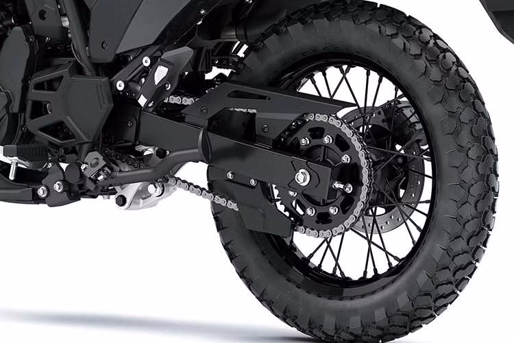 Về giá bán và màu sắc, bản Kawasaki KLR650 tiêu chuẩn có giá khởi điểm 6.999 USD cho tùy chọn phanh thường và tăng lên 7.299 USD đối với bản có ABS, cả hai đều chỉ có duy nhất màu đen Metallic Spark Black.