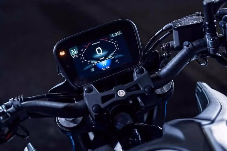 Chiều cao yên xe của Yamaha MT-125 2027 đạt 810mm, khoảng sáng gầm là 160mm và chiều dài cơ sở 1.325mm. Trọng lượng ướt của xe khi đổ đầy xăng và dầu máy là 142kg, dung tích bình xăng ở mức 10 lít.