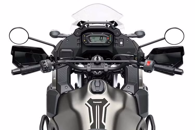 Xe tiếp tục được trang bị khối động cơ xi-lanh đơn dung tích 652cc phun xăng điện tử với họng ga DFI 40mm. Theo Kawasaki công bố, mô-men xoắn cực đại là 54Nm tại 4.500 vòng/phút thông qua hộp số 6 cấp. KLR650 DF được trang bị màn hình LCD đơn sắc. Bên cạnh đó xe còn có thêm tuỳ chọn sưởi ấm tay lái và cổng sạc USB.