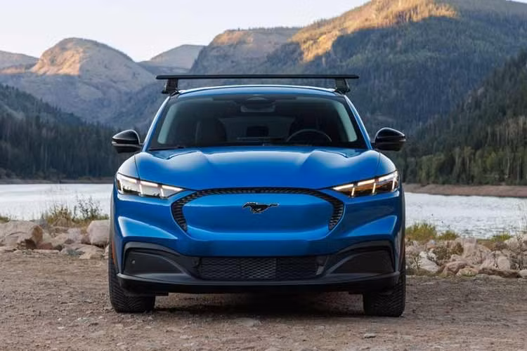 Ford Mustang Mach-E 2027 mới nâng cấp thêm gói tùy chọn Trail là sự lựa chọn hướng tới những khách hàng thường xuyên di chuyển trên các địa hình đường đất, sỏi đá hoặc phục vụ nhu cầu đi cắm trại nhưng không nhất thiết phải nâng cấp lên phiên bản hiệu năng cao Rally.