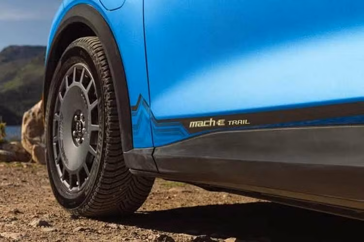 Nhà sản xuất cho biết những điều chỉnh này giúp Mustang Mach-E nâng cao khả năng vận hành ổn định trên đường đất, sỏi, cát cũng như trong điều kiện thời tiết mùa đông. Tuy nhiên, những nâng cấp trên chủ yếu phục vụ nhu cầu di chuyển ở mức độ nhẹ ngoài đường nhựa.