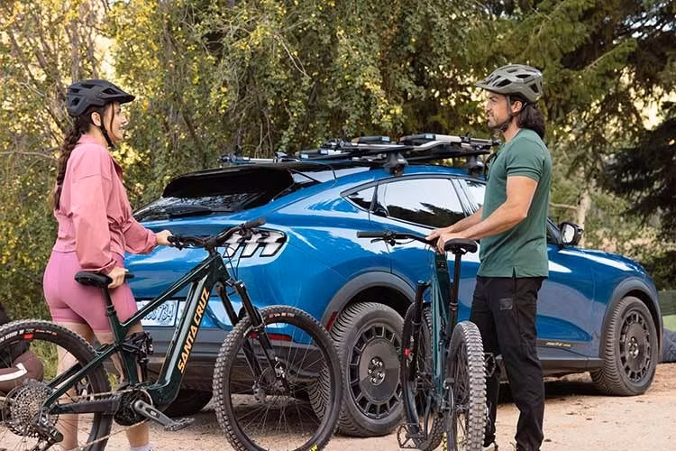 Để tham khảo, Mustang Mach-E đời 2026 có phạm vi hoạt động khoảng 483 km đối với các bản Select và Premium dẫn động bốn bánh, trong khi phiên bản dẫn động cầu sau đạt khoảng 515 km. Với những cấu hình thiên về hiệu suất, bản GT đạt khoảng 451 km và bản Rally khoảng 410 km.