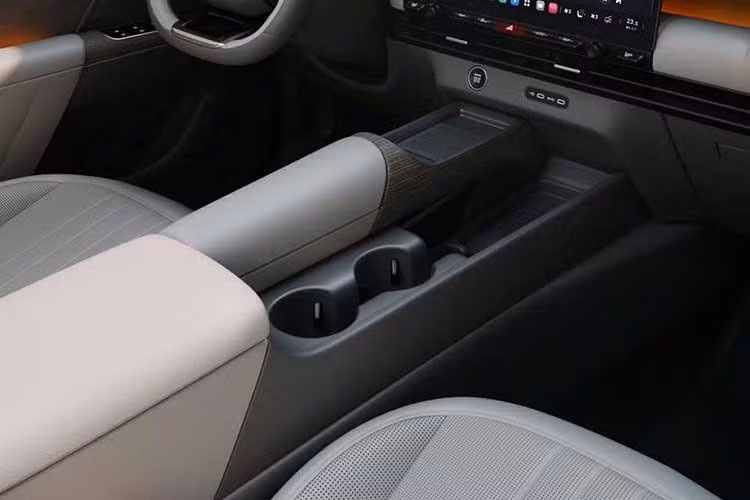Tùy phiên bản và gói trang bị, Tucson mới có thể được bổ sung ghế trước thông gió, ghế sau có sưởi, chìa khóa kỹ thuật số Digital Key 2 và hai vị trí sạc điện thoại không dây. Tại Hàn Quốc, Hyundai Tucson thế hệ mới được đề cập với mức giá khởi điểm 31,4 triệu won (tương đương khoảng 22.800 USD), dành cho phiên bản sử dụng động cơ xăng tăng áp 1.6L.