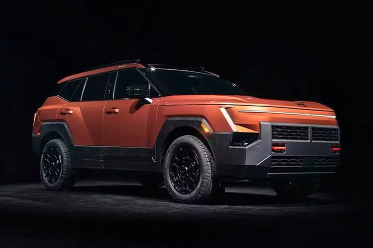 Các chi tiết ốp vòm bánh xe tương phản màu thân xe tiếp tục nhấn mạnh phong cách SUV. Phần đầu xe nổi bật với dải đèn nhận diện nằm ngang và cụm đèn pha LED projector, trong khi phía sau sử dụng thiết kế cửa hậu góc cạnh cùng dòng chữ TUCSON cỡ lớn.