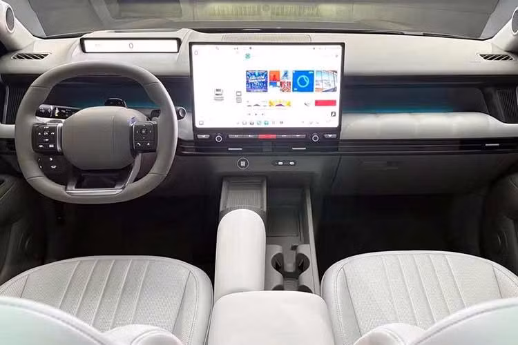 Bên trong, Hyundai Tucson thế hệ mới được thiết kế theo hướng tối ưu không gian sử dụng. Khoang cabin có các tùy chọn phối màu đen, be/nâu và xám nhạt, đi kèm bảng táp-lô bố trí theo phương ngang. Màn hình giải trí trung tâm dạng nổi kết hợp các nút bấm vật lý và núm xoay điều khiển, giúp người lái thao tác nhanh những chức năng thường dùng.