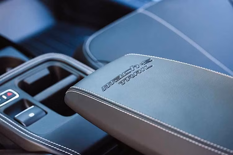 Khi sở hữu phiên bản này, khách hàng sẽ nhận được 100.000 điểm Ford Rewards để quy đổi phụ kiện và hàng hóa chính hãng. Khách hàng cũng có thể chọn lắp thêm thanh ngang Thule để vận chuyển xe đạp, thuyền kayak hoặc hành lý cá nhân.