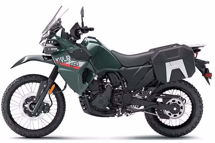 Biến thể DF được định vị nằm giữa bản tiêu chuẩn và bản Adventure. Điểm đặc trưng nhất trên KLR650 DF là bộ khung chống đổ kích thước lớn ôm trọn phần ốp nhựa hông xe, giúp hạn chế tối đa hư hại khi xe xảy ra va chạm hoặc lật đổ. Phần khung bảo vệ này bao thân nhiều hơn đáng kể so với bản Adventure, mang lại diện mạo hầm hố và thực dụng.
