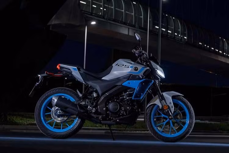 Yamaha MT-125 2027 mới sở hữu ngôn ngữ thiết kế đặc trưng của series naked bike MT với diện mạo sắc sảo và góc cạnh. Phần đầu xe nổi bật nhờ mặt nạ thiết kế mới thuận mắt hơn so với bộ mặt như robot của MT-125/MT-15 cũ.