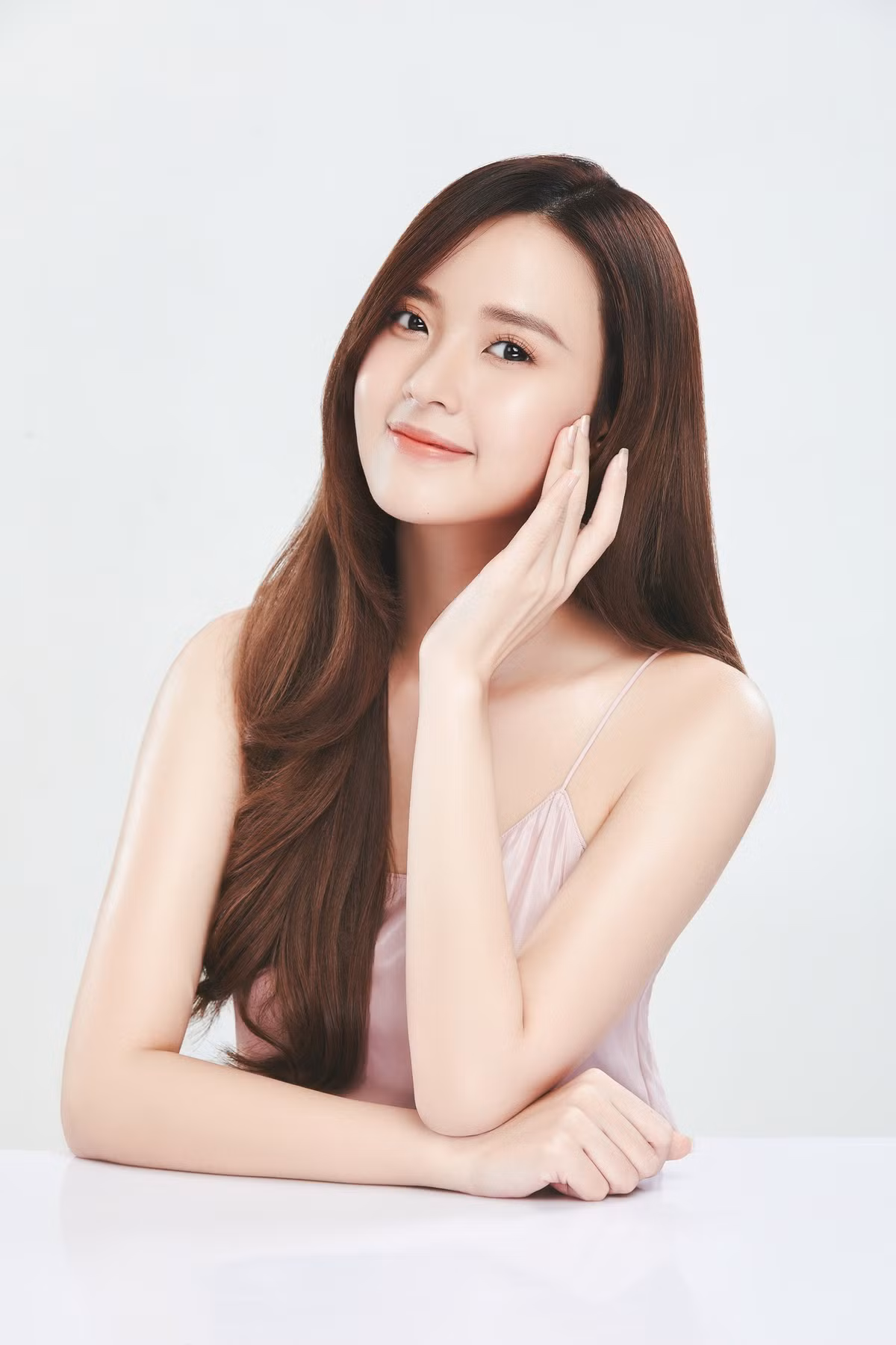 Midu sinh năm 1989, là một trong những hot girl đời đầu của làng giải trí Việt. Ngoài hoạt động nghệ thuật, cô còn lấn sân sang lĩnh vực giảng dạy, kinh doanh.