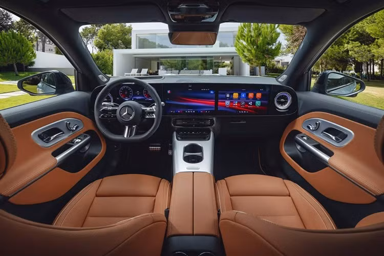Nội thất của GLB 2026 là bước tiến công nghệ lớn của Mercedes trong phân khúc SUV cỡ nhỏ. Xe có tùy chọn Mercedes Superscreen, gồm: cụm đồng hồ kỹ thuật số 10,25 inch, màn hình trung tâm 14 inch và một màn hình hành khách cùng kích thước.