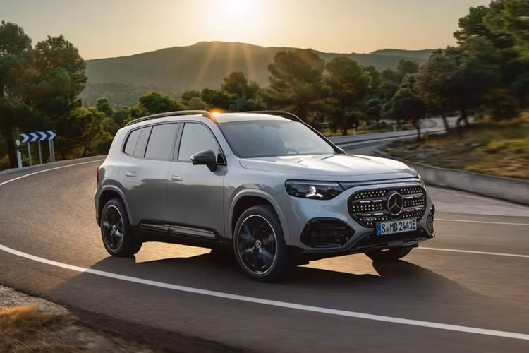 Dù vẫn giữ kiểu dáng vuông vức đặc trưng, mẫu xe SUV Mercedes-Benz GLB 2026 mới mang đến nhiều thay đổi đáng chú ý, đặc biệt là việc chỉ có phiên bản chạy điện tại thời điểm ra mắt. Xe được bán ra với hai biến thể thuần điện: GLB 250+ EQ Technology và GLB 350 4Matic EQ Technology. Cả hai đều sử dụng pin lithium-ion 85 kWh và hệ thống điện 800 volt.