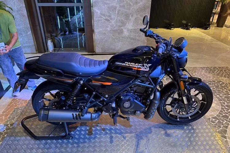 Về ngoại hình, Harley-Davidson X440T 2026 bản nâng cấp cũng không thay đổi nhiều có với người tiền nhiệm, xe vẫn sở hữu thiết kế trung tính với vẻ ngoài chắc chắn, ghi đông ngang mở rộng về 2 bên thay vì xuôi về phía sau. Vị trí để chân được đặt ở giữa xe tạo tư thế lái thể thao đảm bảo hơn.