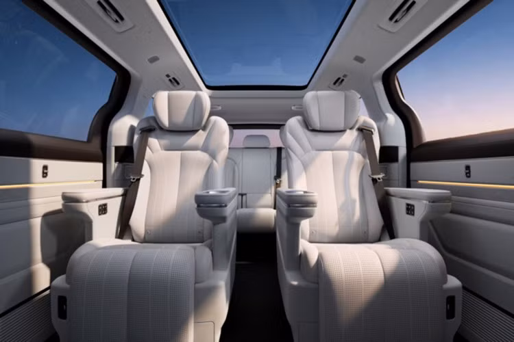 Tất nhiên, Geely Galaxy V900 không chỉ nổi bật vì khoang nội thất khổng lồ. Ngoài ra, xe còn có những trang bị đáng chú ý như logo trước/sau mạ vàng 24K, bảng đồng hồ kỹ thuật số 10,25 inch, màn hình thông tin giải trí 15,4 inch, sạc điện thoại không dây, hệ thống âm thanh Flyme Sound sống động và một chiếc tủ lạnh lớn để chứa đồ.