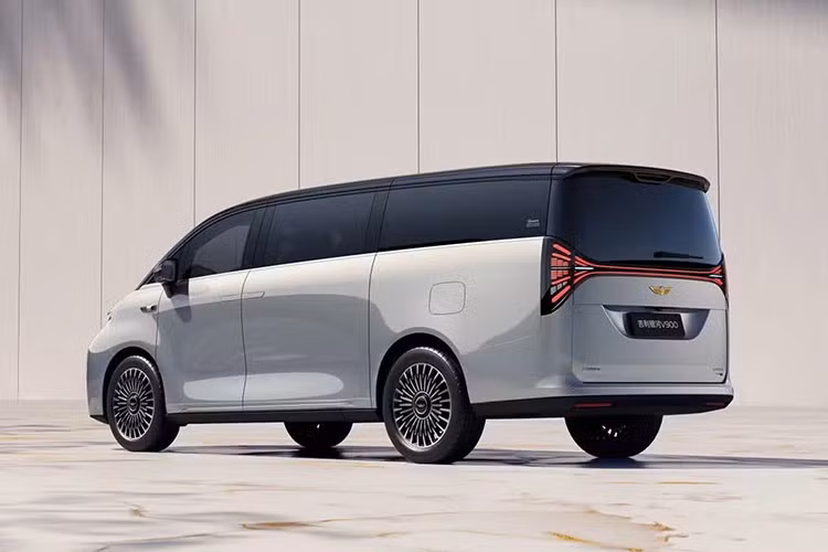 Geely Galaxy V900 sử dụng động cơ xăng 4 xi-lanh, tăng áp, dung tích 1.5L, nhưng chỉ đóng vai trò làm máy phát điện. Tại thị trường Trung Quốc, người mua có thể chọn pin 43,3 kWh hoặc 50 kWh.
