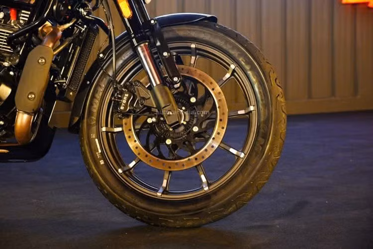 Về trang bị an toàn, xe sử dụng hệ thống phuộc trước giảm xóc dạng hành trình ngược Upside Down, giảm xóc sau dạng lò xo đôi. Hệ thống phanh là phanh đĩa cho cả trước và sau đi kèm công nghệ phanh ABS 2 kênh tiêu chuẩn tăng cường tính an toàn.