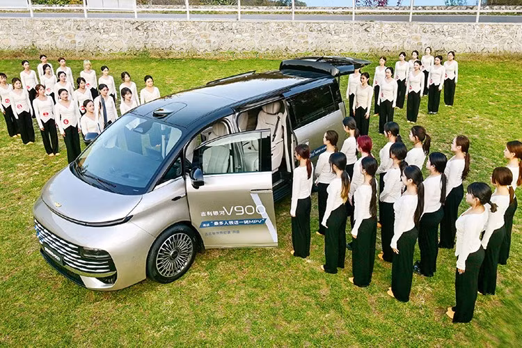 Cụ thể, trong chiến dịch quảng bá mới đây, Geely đã quyết định kiểm tra xem Galaxy V900 có thể chứa được bao nhiêu người. Để thực hiện được thử thách này, Geely đã thuê 42 nữ vũ công nhỏ nhắn lên chiếc xe MPV Galaxy V900 của mình.