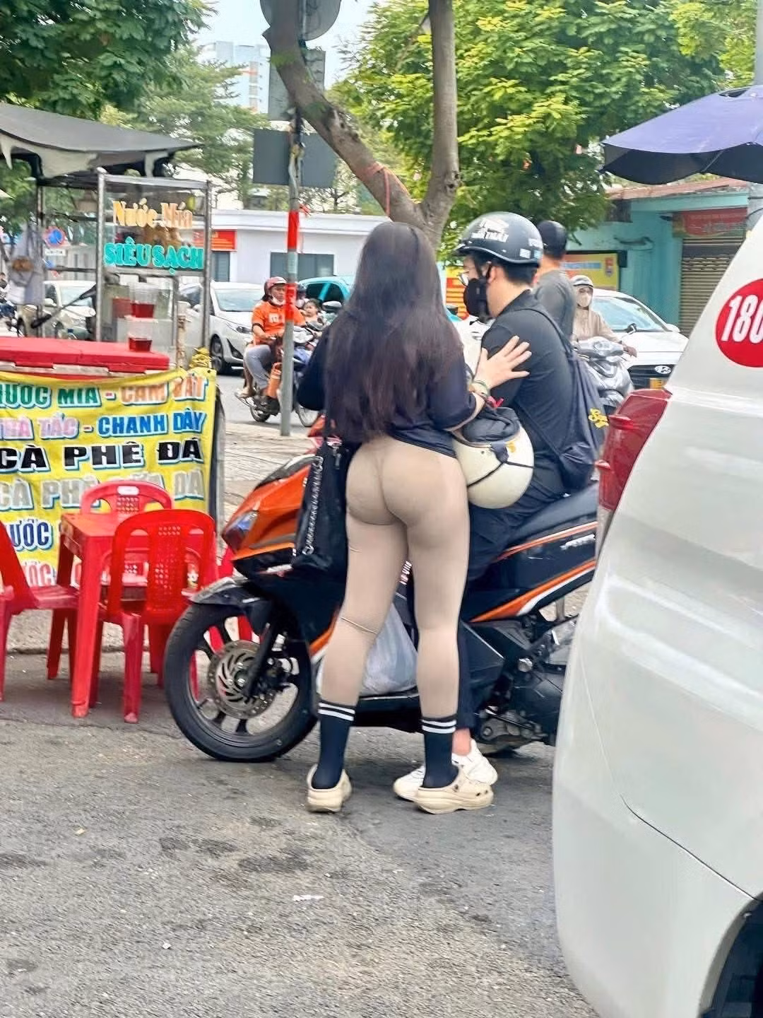 Thời gian gần đây, một trào lưu gây tranh cãi lớn trong cộng đồng mạng Việt Nam là việc các cô gái mặc đồ tập gym ra đường, không chỉ đến phòng tập mà còn đi siêu thị, quán cà phê, hay thậm chí là dạo phố.
