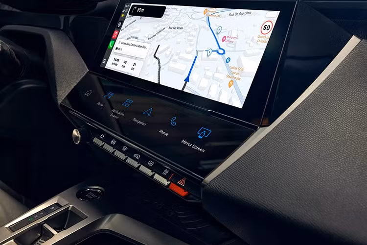 Peugeot cho biết hãng đã sử dụng 31% vật liệu tái chế và tái tạo cho 308 mới với trọng lượng trung bình 405 kg cho mỗi xe. Hệ thống âm thanh Focal 10 loa, đèn viền nội thất 8 màu, ghế massage và tính năng cập nhật phần mềm qua mạng OTA là trang bị tùy chọn của xe.
