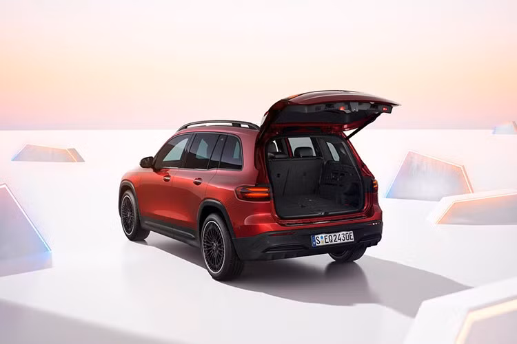 Mức giá xe Mercedes-Benz EQB 250+ FL 2025 công bố bán lẻ khuyến nghị là 2,309 tỷ đồng, số lượng giới hạn. Ngoài ra, Mercedes-Benz Việt Nam cũng mở rộng danh mục sản phẩm xe thuần điện (BEV) lên 7 mẫu, bao gồm EQS 450+, EQS 580 4MATIC, EQE 500 4MATIC, EQS 500 4MATIC, EQB 250+ FL, G 580 EQ và Mercedes-Maybach EQS 680 SUV.