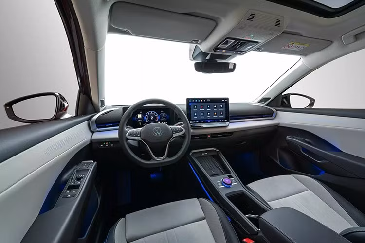 T-Roc cũng được nâng cấp hệ thống hỗ trợ lái xe tiên tiến (ADAS). Phiên bản mới của hệ thống hỗ trợ lái xe (Travel Assist) hỗ trợ chuyển làn tự động và có khả năng kiểm soát dự đoán giới hạn tốc độ được cải thiện.