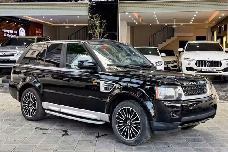 Mới đây, một salon xe cũ chào bán chiếc Range Rover HSE hạng sang bản thùng to với giá 430 triệu. Theo chia sẻ người bán, giá xe Range Rover HSE thời điểm mua mới "gần 10 tỷ giờ bán còn 430 triệu". Hình ảnh cho thấy ngoại thất xe còn đẹp, không lỗi lầm gì, nhiều option hiện đại.