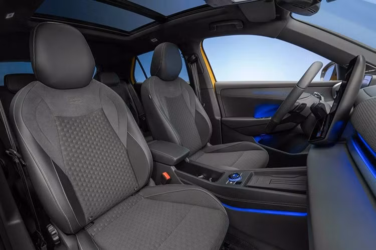 Volkswagen cho biết nội thất của T-Roc mới giờ không thua kém Tiguan và Tayron . Bảng điều khiển thay thế nhựa cứng của thế hệ trước bằng lớp phủ vải, kết hợp với vật liệu chất lượng cao hơn trên toàn bộ cabin và hệ thống đèn viền nội thất chiếu sáng qua bề mặt giả da đục lỗ. Tính bền vững cũng đóng một vai trò quan trọng, với khoảng 20% ​​nhựa nội thất được lấy từ vật liệu tái chế.