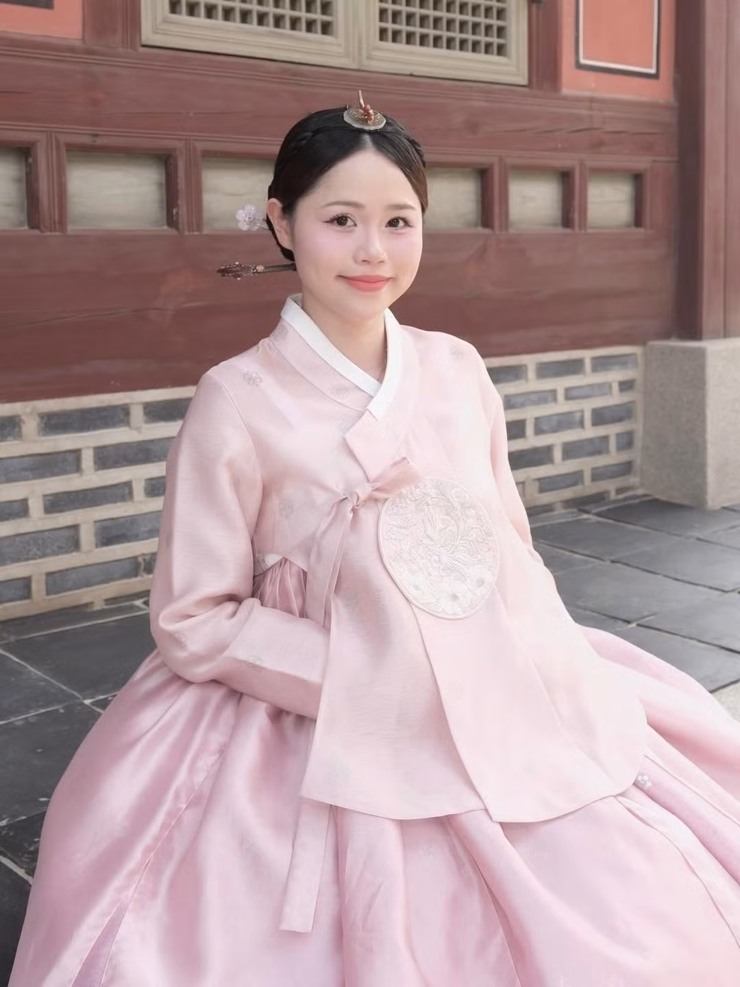 Khác với hình ảnh năng động, cá tính thường thấy, Huỳnh Anh trong bộ Hanbok màu hồng pastel trở nên dịu dàng, nữ tính và duyên dáng lạ thường.