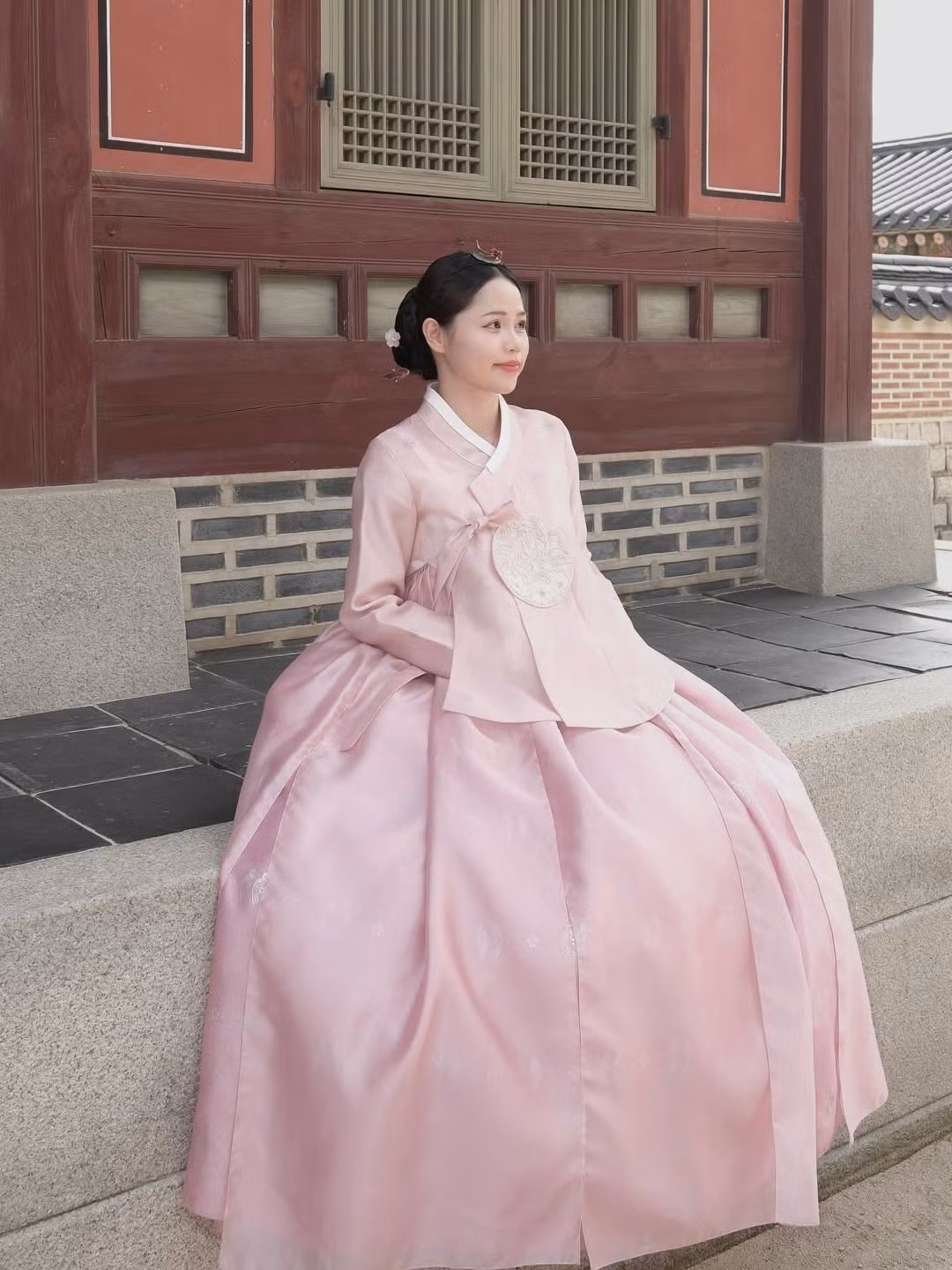 Những bức ảnh này của Huỳnh Anh nhanh chóng nhận được "bão like" và hàng loạt bình luận khen ngợi từ bạn bè và người hâm mộ.