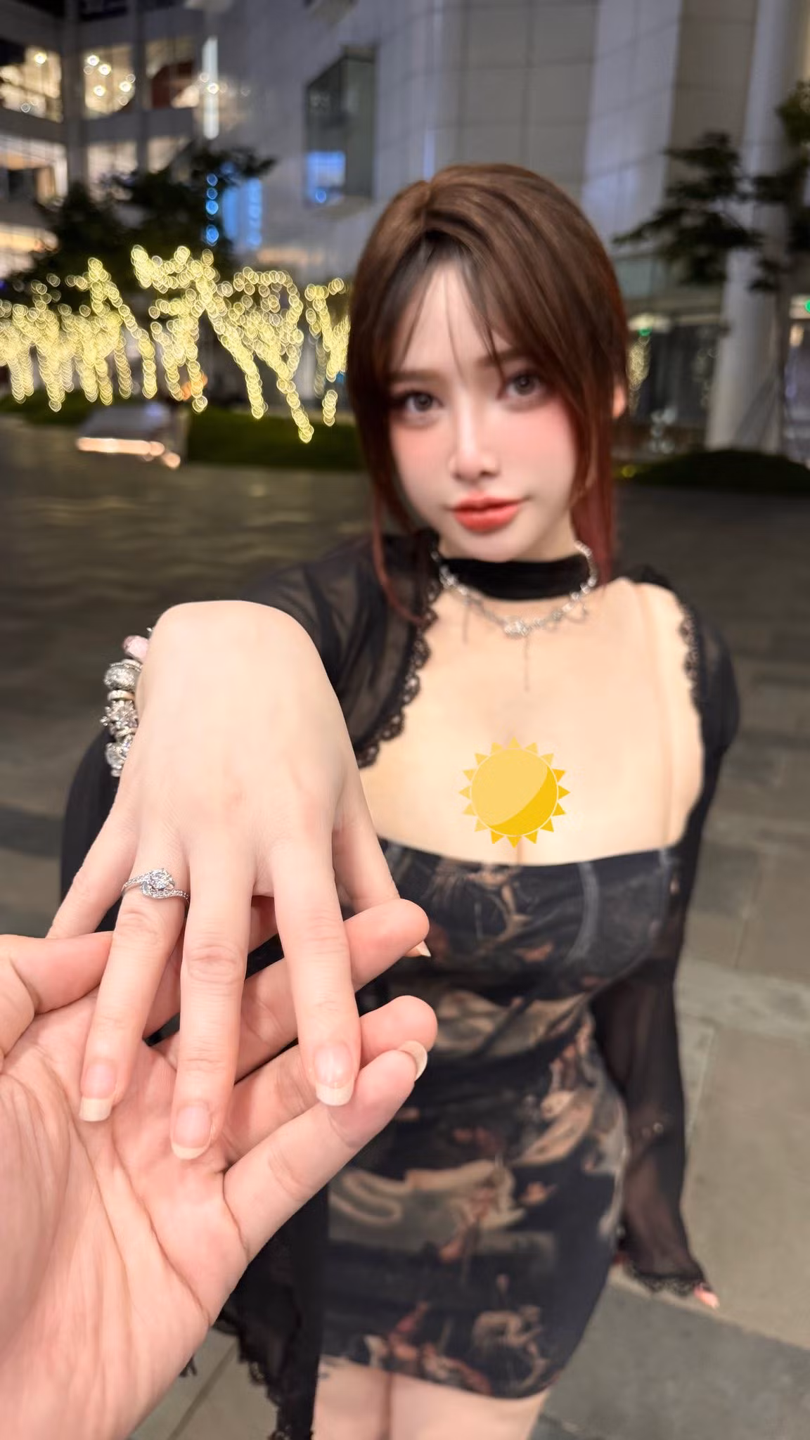 Mới đây, hot girl làng cosplayer là Hoa Mộc Lan (tên thật là Đỗ Hương Giang) bất ngờ chia sẻ được bạn trai cầu hôn ngọt ngào.
