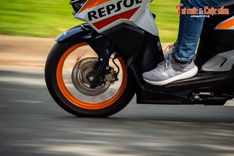 Xe dùng hộp số vô cấp CVT và trang bị phanh đĩa trên cả hai bánh, trong đó bánh trước tích hợp hệ thống chống bó cứng phanh ABS.