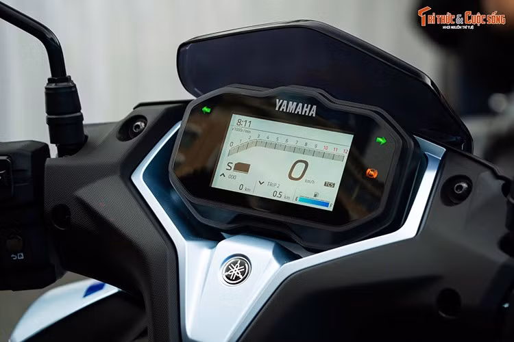 Yamaha NVX 155 mới được trang bị màn hình TFT màu kích thước 4,2 inch, tích hợp cảm biến ánh sáng tự động, kết nối Google Maps và thông báo điện thoại qua ứng dụng Y-Connect... cốp dưới yên dung tích 24,5 lít và hộc đồ bên trái tích hợp cổng sạc USB.