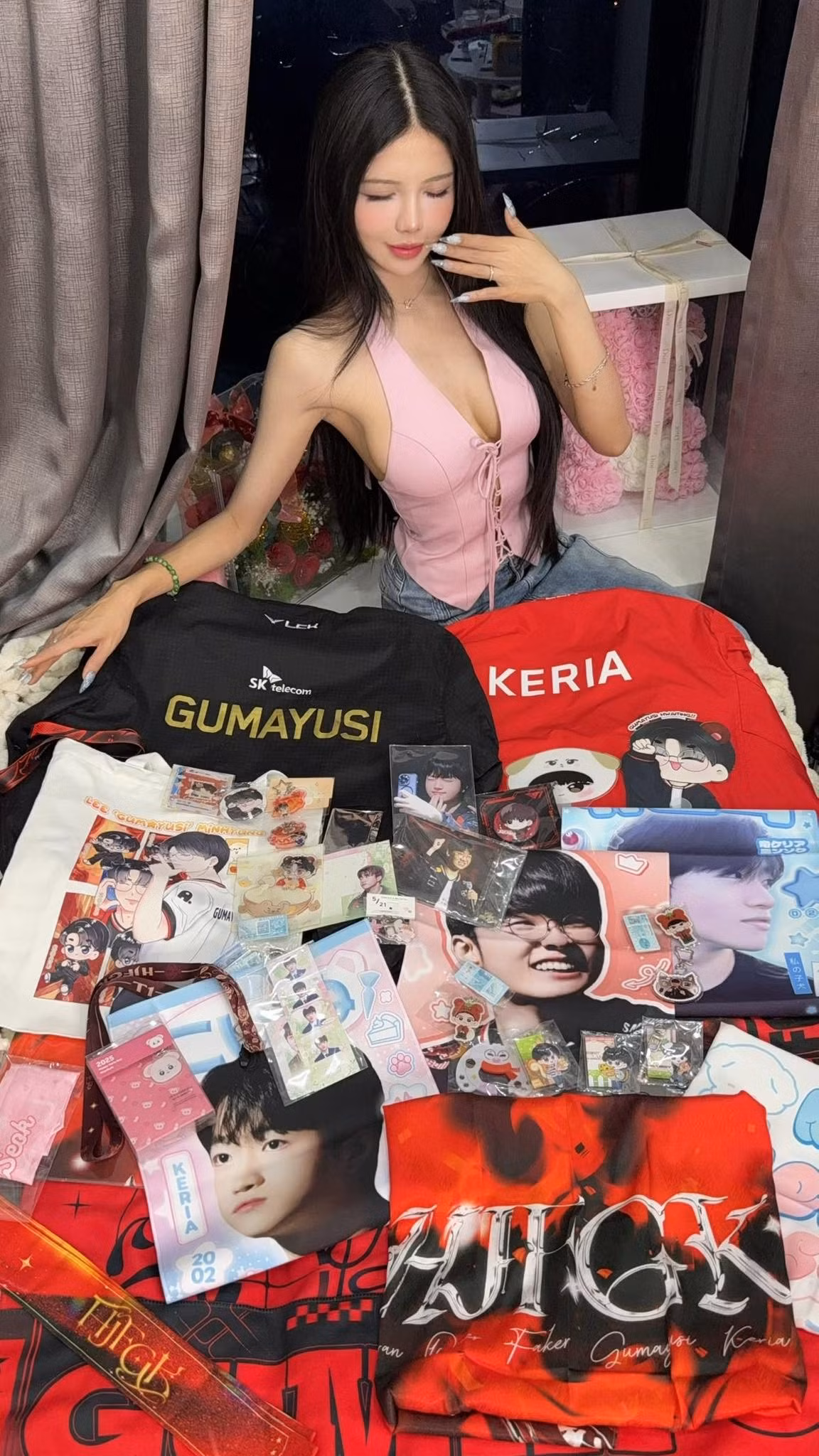 Trong loạt ảnh được chia sẻ, Mai Dora hào hứng khoe hàng loạt vật phẩm chính hãng như áo jersey, sticker, photobook, poster, mô hình...