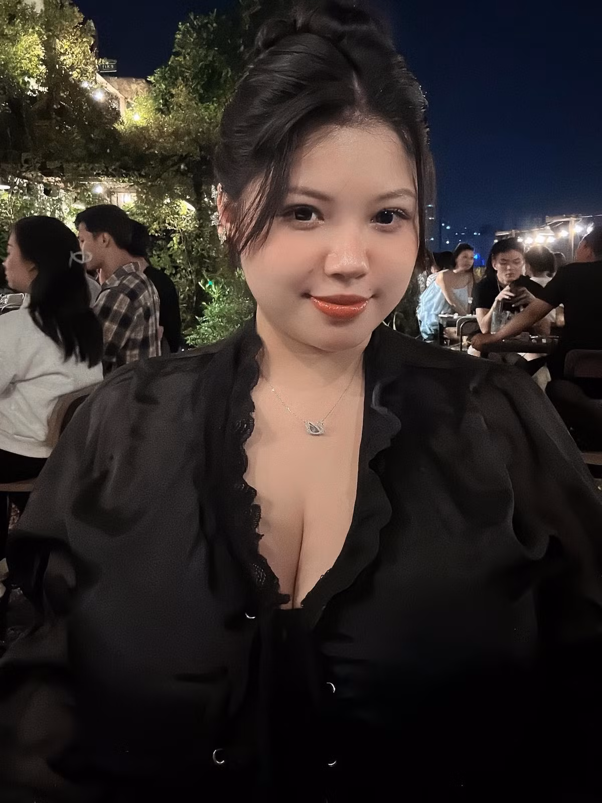 Thu Trang khẳng định: "Mấy bác không phải tò mò về ảnh đó đâu. Em có đăng rùi mà". Cô đính chính bức ảnh là thật, không phải ghép nhưng nhân vật trong buổi livestream không phải mình.
