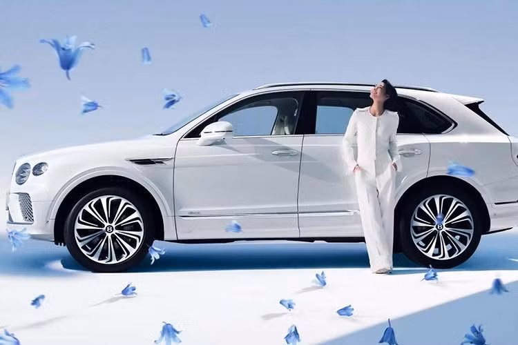 Nguồn cảm hứng thiết kế mẫu SUV siêu sang giới hạn số lượng này đến từ truyền thống cưới của phương Tây với 4 vật mang lại hạnh phúc cho cô dâu trong ngày thành hôn, bao gồm Something Old (một thứ cổ xưa, gắn liền với gia đình), Something New (một thứ mới mẻ, đại diện cho tương lai), Something Borrowed (một thứ đi mượn hay tình bạn) và Something Blue (một thứ màu xanh, tương trưng cho sự thủy chung).