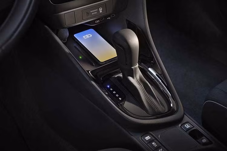 Điểm đáng chú ý là Toyota đã loại bỏ hệ thống Toyota Teammate Advanced Park – công nghệ bao gồm camera toàn cảnh với chức năng “xuyên sàn” và hỗ trợ phanh khi đỗ xe. Đây được xem là quyết định bất ngờ, đặc biệt trong bối cảnh người tiêu dùng Nhật Bản vốn ưa chuộng các tính năng hỗ trợ lái tiên tiến.