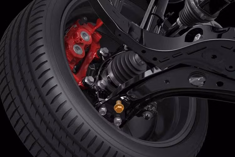 Đáng chú ý, Yaris Z Urbano nay có thêm tùy chọn hộp số sàn 6 cấp bên cạnh CVT. Hộp số này chỉ đi kèm động cơ xăng 1.5L 3 xi-lanh hút khí tự nhiên và dẫn động cầu trước, mang đến lựa chọn hiếm hoi cho những khách hàng yêu thích cảm giác lái truyền thống mà không cần nâng cấp lên GR Yaris.