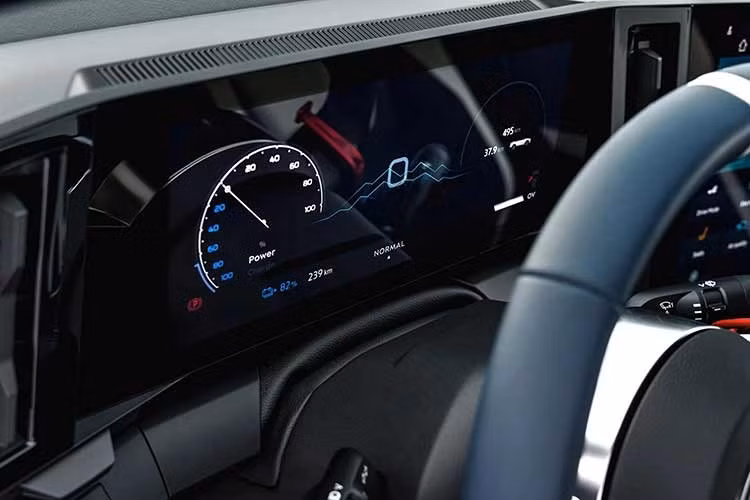 Nhà sản xuất ôtô Pháp, hoạt động dưới sự bảo trợ của Renault, cũng cho biết phiên bản Premiere Edition có khả năng sạc 22 kW, trong khi 2 phiên bản còn lại là tùy chọn. Giá xe Alpine A390 bản GT khởi điểm từ 61.390 bảng Anh (tương đương 2,15 tỷ đồng) đã bao gồm thuế và phí, xe được trang bị mâm hợp kim 20 inch cắt kim cương bọc lốp Michelin Sport EV, cùng với hệ thống phanh trước sáu piston.