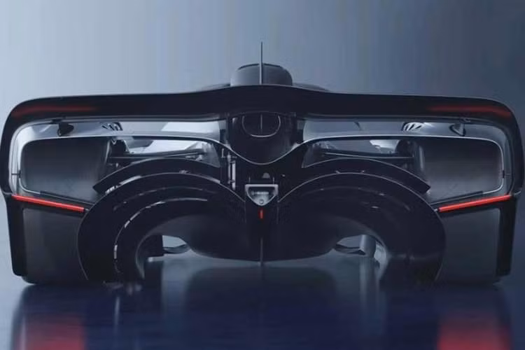 Dù đã rời vị trí Giám đốc kỹ thuật của Red Bull Racing, Adrian Newey vẫn đóng vai trò then chốt trong quá trình phát triển RB17. Những triết lý thiết kế gắn liền với thành công của ông tại F1 tiếp tục được đội ngũ kỹ sư tin tưởng và kế thừa, thể hiện rõ qua ngôn ngữ khí động học và cách tối ưu dòng khí trên toàn bộ thân xe.