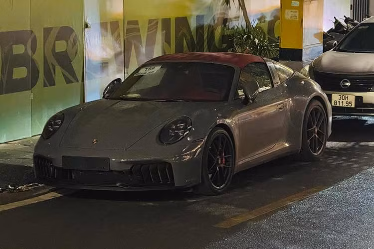 Một chiếc Porsche 911 Targa 4 GTS 992.2 mới bị bắt gặp ở Hà Nội, theo tìm hiểu, chủ nhân của xe là 1 nữ doanh nhân khá kín tiếng trong giới chơi xe, nhưng đã trải nghiệm rất nhiều mẫu xe của các thương hiệu nổi tiếng. Lúc mới ra mắt, xe có giá bán chính hãng 13,59 tỷ đồng, chưa bao gồm các tùy chọn thêm của khách hàng, nên rất có thể chiếc xe này giá lăn bánh 15 hoặc 16 tỷ đồng.