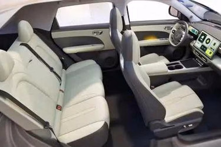 Hệ thống giải trí của Chery QQ3 EV sử dụng chip Snapdragon 8155, cấu hình thường thấy trên các mẫu xe điện cao cấp, đi kèm trợ lý giọng nói tích hợp trí tuệ nhân tạo.