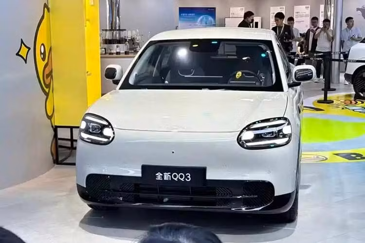 Sau nhiều năm vắng bóng, cái tên QQ một thời biểu tượng của xe đô thị Trung Quốc chính thức tái xuất. Chery xác nhận mẫu hatchback điện bốn cửa Chery QQ3 EV sẽ ra mắt thị trường nội địa vào ngày 10/3 tới, với tham vọng cạnh tranh trực diện mẫu xe điện bán chạy nhất Trung Quốc năm 2025 là chiếc Geely EX2 (Xingyuan).