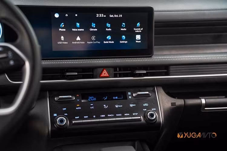 Nội thất của Hyundai Stargazer 2026 đi kèm cấu hình 3 hàng ghế tiêu chuẩn. Tùy theo phiên bản, xe sẽ dùng băng ghế dài gập 60:40 hoặc 2 ghế thương gia ở hàng ghế giữa. Trong khi đó, hàng ghế ba có thể gập theo tỷ lệ 50:50. Dung tích khoang hành lý là 185 lít tiêu chuẩn hoặc 585 lít khi gập hàng ghế thứ ba.