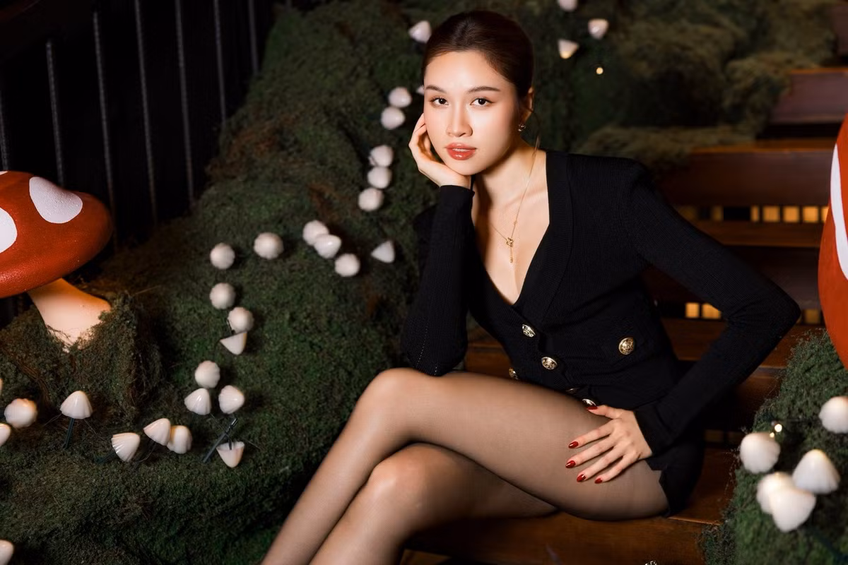 Không gian trang trí Giáng sinh với tông đỏ – trắng, ánh đèn vàng ấm áp càng làm nổi bật làn da mịn màng và nhan sắc sắc sảo của nữ MC. Kiểu tóc búi gọn, lớp trang điểm trong veo nhưng có điểm nhấn ở ánh mắt và đôi môi căng mọng giúp Thanh Thanh Huyền vừa giữ được nét nữ tính, vừa toát lên vẻ hiện đại, quyến rũ. Nhiều khán giả nhận xét, cô mang đến hình ảnh một quý cô thành thị thanh lịch, đúng tinh thần “less is more”.