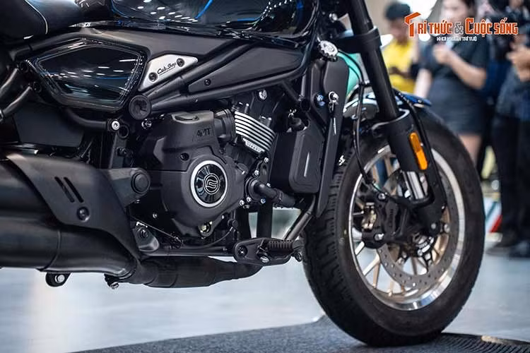 Yên thấp giúp tiếp cận mặt đất thuận tiện hơn, nhưng chưa đủ để kết luận xe dễ kiểm soát với mọi vóc dáng. Trang bị gồm phuộc trước hành trình ngược, phanh đĩa trước đường kính 320 mm và đĩa sau 240 mm. Xe có ABS hai kênh và hệ thống kiểm soát lực kéo TCS.