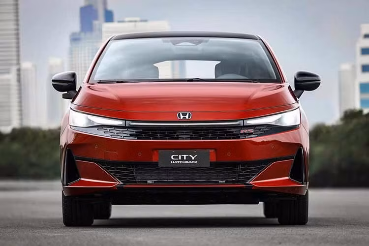Honda City Hatchback có chiều dài khoảng 4,36 m, khoang hành lý 268 lít. Bản sedan dài khoảng 4,58 m, với dung tích khoang hành lý 519 lít. Hai biến thể có cùng chiều rộng 1,74 m và chiều dài cơ sở 2,60 m. Tại thị trường Brazil, City 2027 có giá khởi điểm từ 117.700 real Brazil (tương đương 586 triệu đồng).