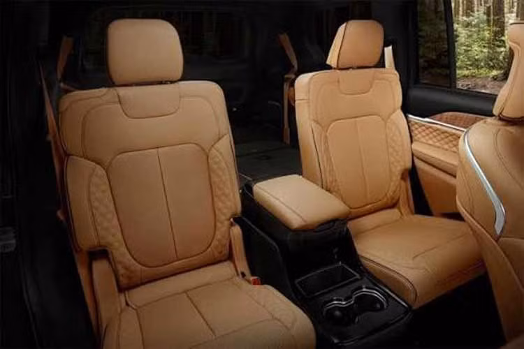 Do các nâng cấp phục vụ di chuyển địa hình, hiệu suất tiêu thụ nhiên liệu của phiên bản Trailhawk giảm trên mọi điều kiện so với bản tiêu chuẩn. Mức tiêu thụ tương ứng đạt 7,13l/100km trong đô thị, 8,11l/100km trên cao tốc và 7,59l/100km ở điều kiện hỗn hợp.