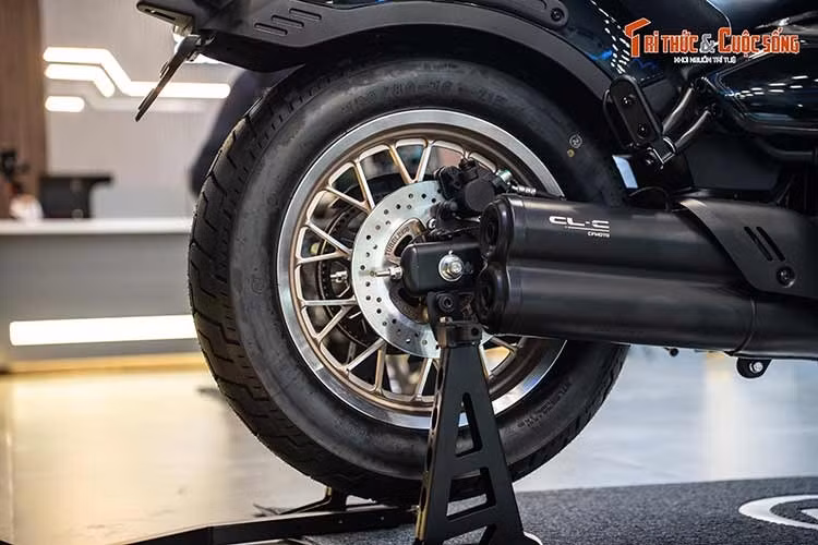 Thiết kế của bản AMT tiếp tục đi theo phong cách cruiser với đèn pha tròn, bình xăng bo mềm, tay lái rộng và yên thấp. Hệ thống chiếu sáng LED cùng đồng hồ TFT tròn 3,6 inch bổ sung các chi tiết hiện đại trên tổng thể cổ điển. Xe dài 2.205 mm, rộng 825 mm, cao 1.110 mm, chiều dài cơ sở 1.485 mm.