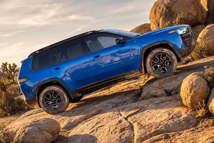 Ngoài ra, người mua Jeep Cherokee Trailhawk 2027 mưới còn có thể chọn thêm các gói phụ kiện bổ sung tính năng thông gió ghế trước, sưởi ghế sau và nâng sức kéo lên mức 1.588kg...