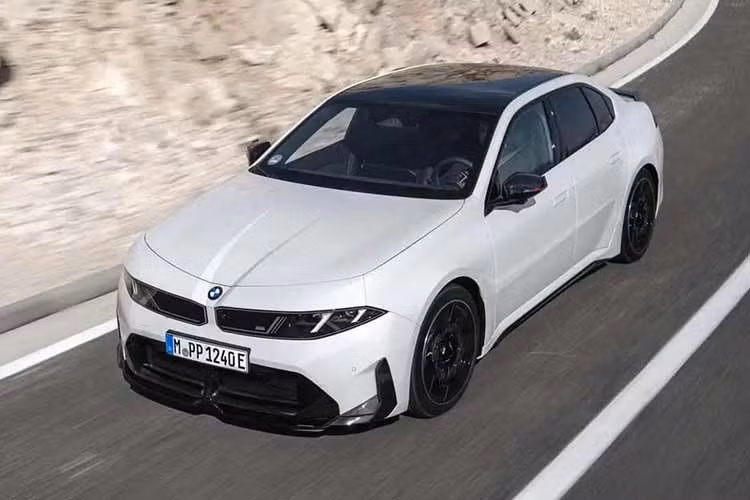 Được định vị là mẫu xe dẫn dắt dòng sản phẩm điện hóa M Performance, BMW i3 M60 sở hữu ngôn ngữ thiết kế góc cạnh cùng các giải pháp khí động học cải tiến, dự kiến sẽ chính thức cập bến thị trường vào năm sau.