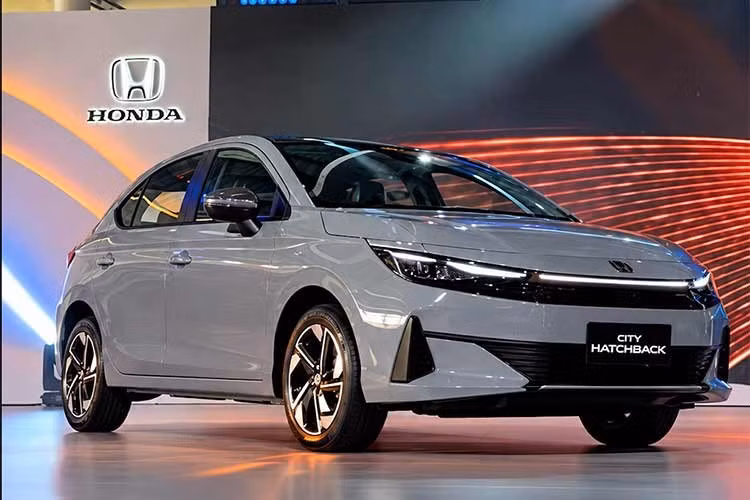 Honda dự kiến bắt đầu bán City 2027 tại thị trường Brazil từ đầu tháng 11/2026 với hai kiểu dáng sedan và hatchback, trong đó bản hatchback có thêm phiên bản RS cao cấp nhất. Hãng đã mở đặt trước với 3.000 xe, chia đều cho hai biến thể.